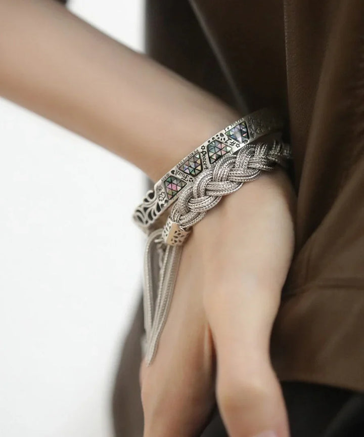 Mazie - Bracciale con Ciondoli in seta Argentata Intrecciata e Nappina