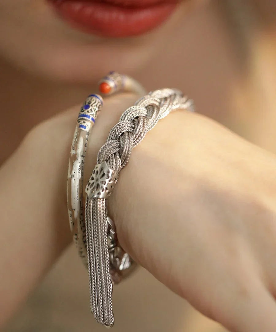 Mazie - Bracciale con Ciondoli in seta Argentata Intrecciata e Nappina