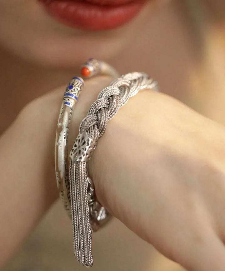 Mazie - Bracciale con Ciondoli in seta Argentata Intrecciata e Nappina