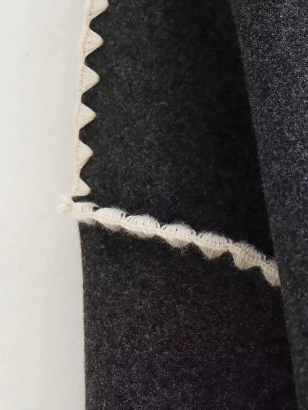 Synia - Cappotto Con Frange Ricamate E Sciarpa Abbinata