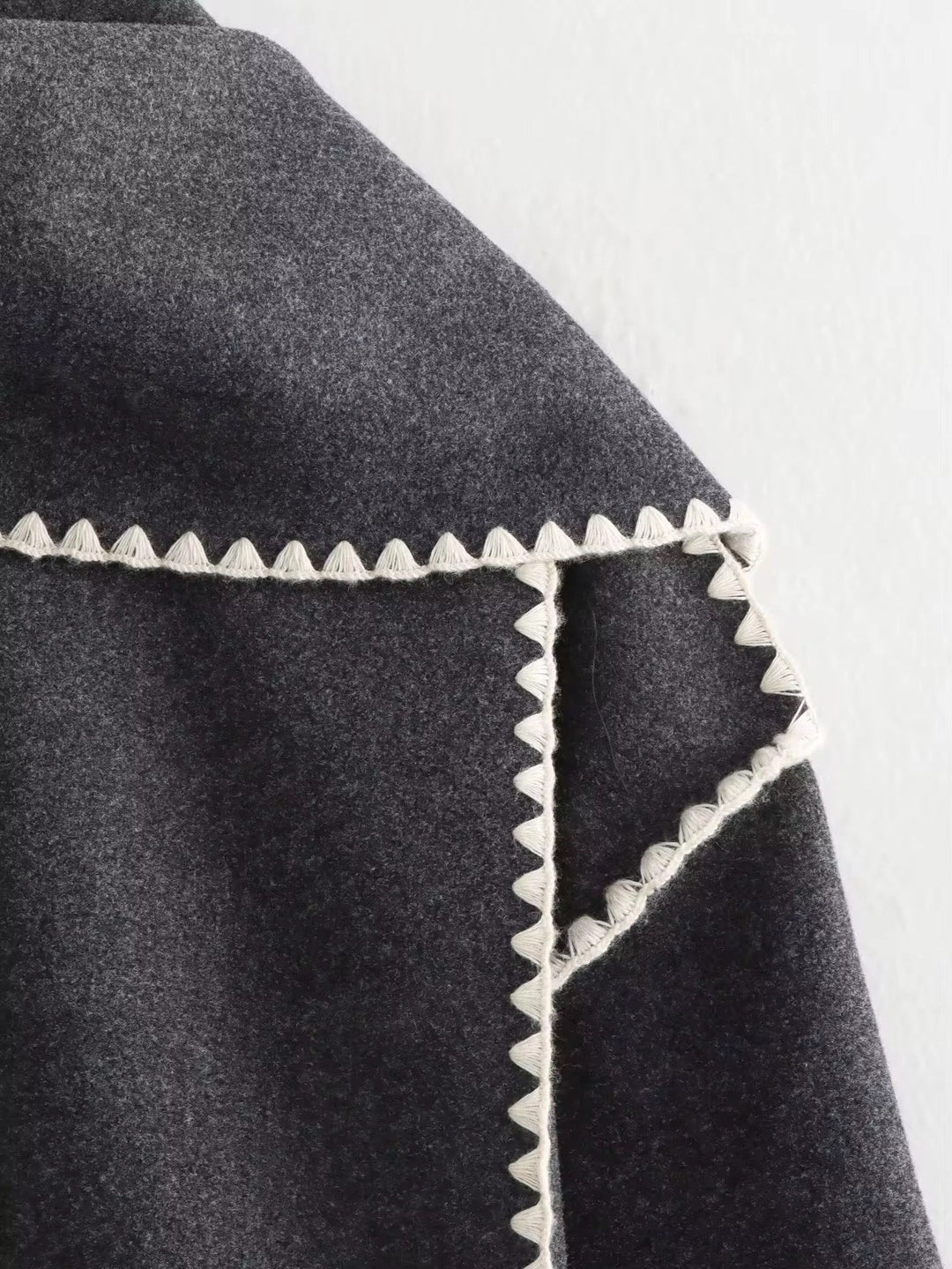 Synia - Cappotto Con Frange Ricamate E Sciarpa Abbinata