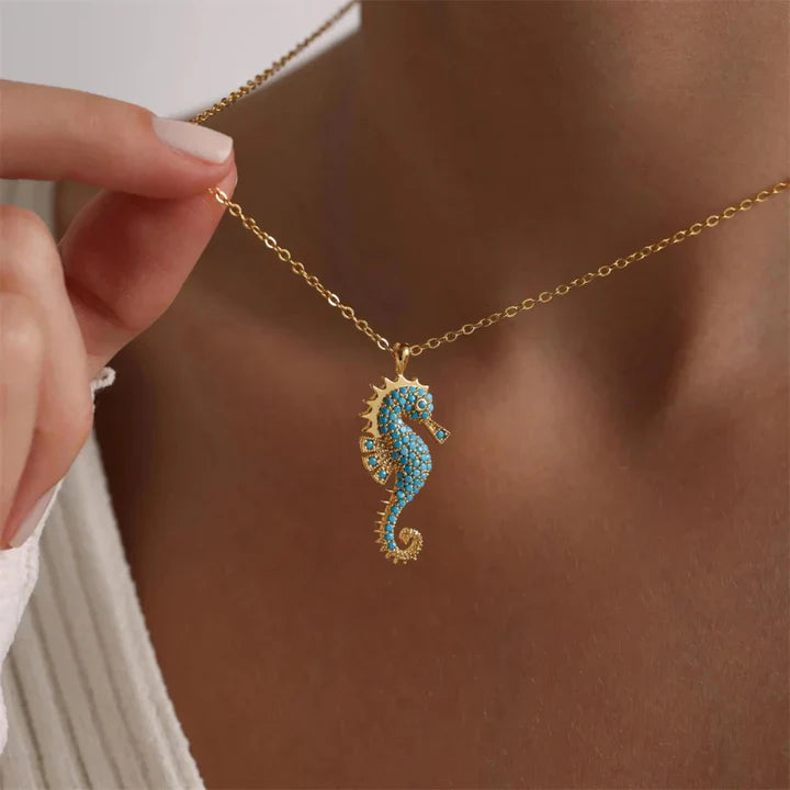 Inez - Collana Con Ciondolo a Forma Di Cavalluccio Marino
