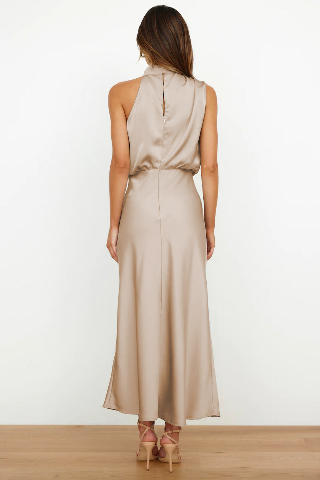 Justyna – Abito lungo con scollo all'americana