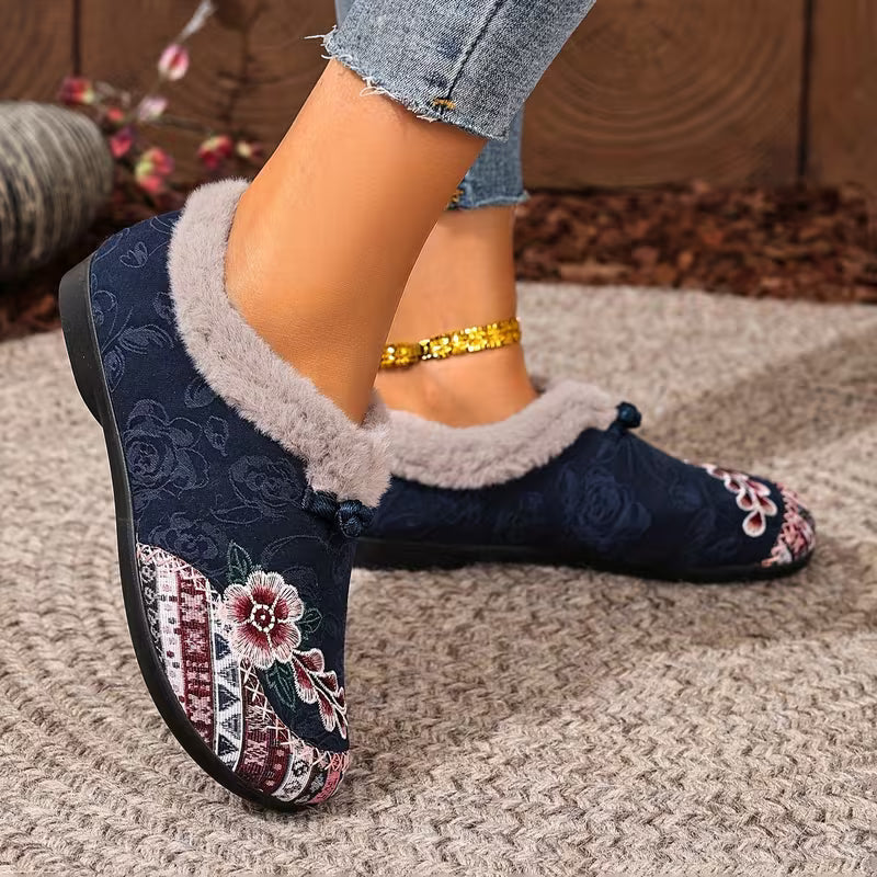 Estila - Pantofole Con Ricami Floreali e Bordatura in Morbido Peluche