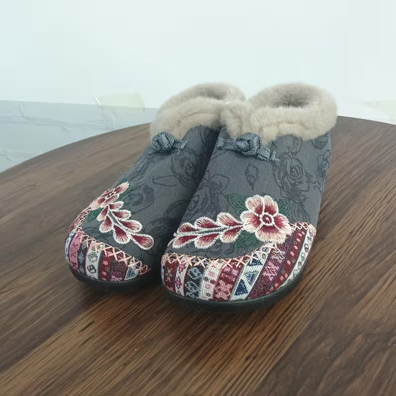 Estila - Pantofole Con Ricami Floreali e Bordatura in Morbido Peluche