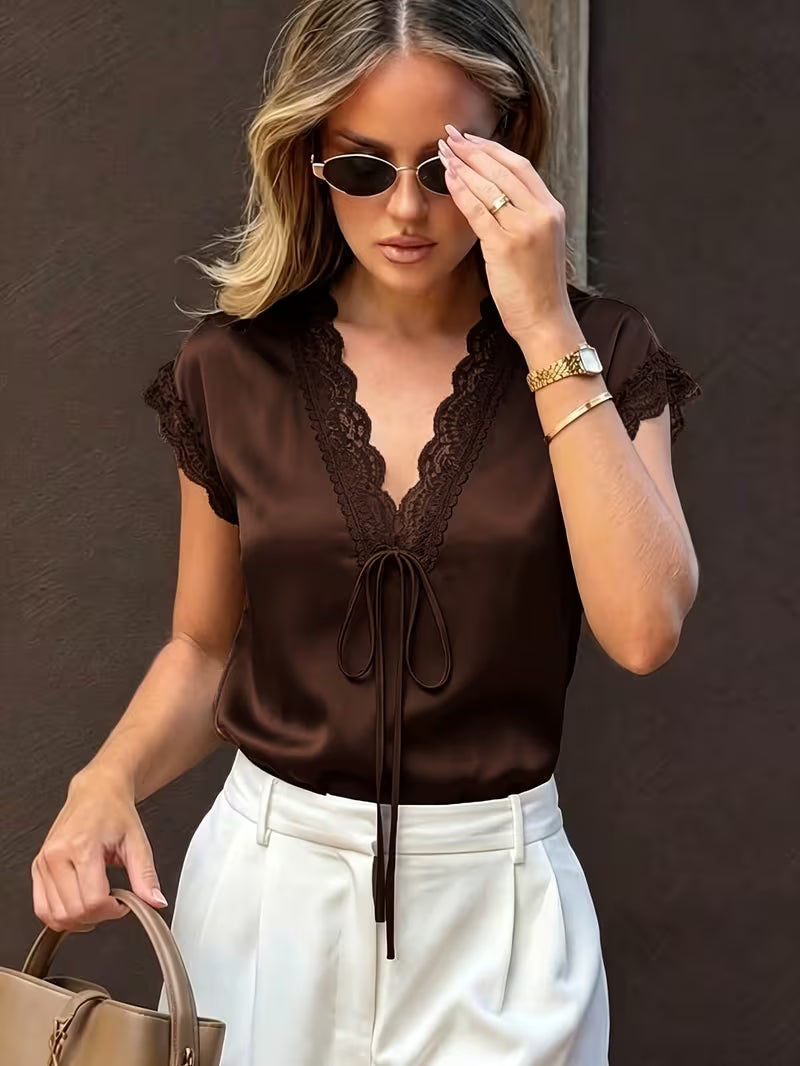 Neeta - Top Con Scollo a V e Bordi in Pizzo Satinato