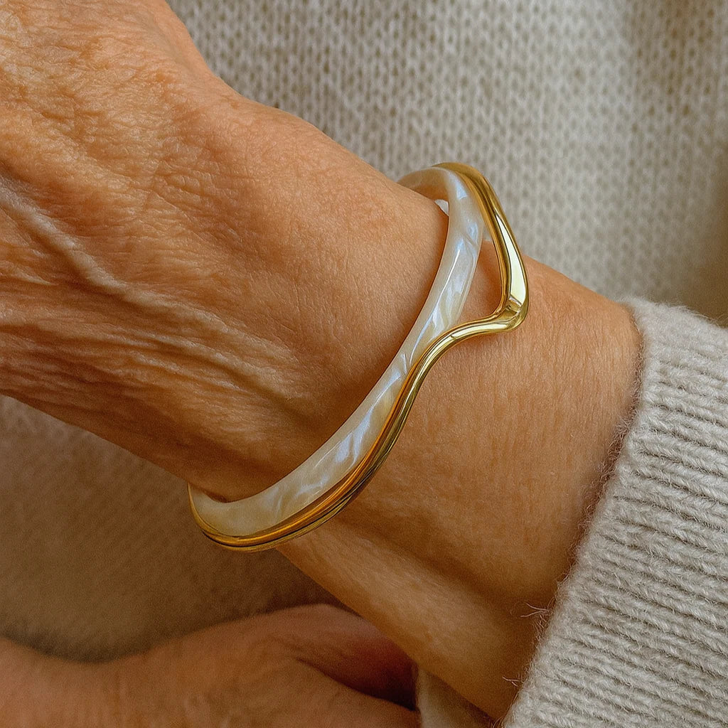 LuxeCurve - Elegante Bracciale Aperto in Smalto Bianco e oro