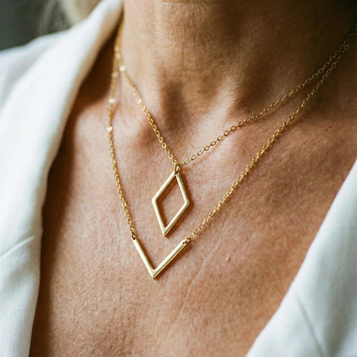 Yarabella - Elegante Collana con Pendente Geometrico a Forma di V