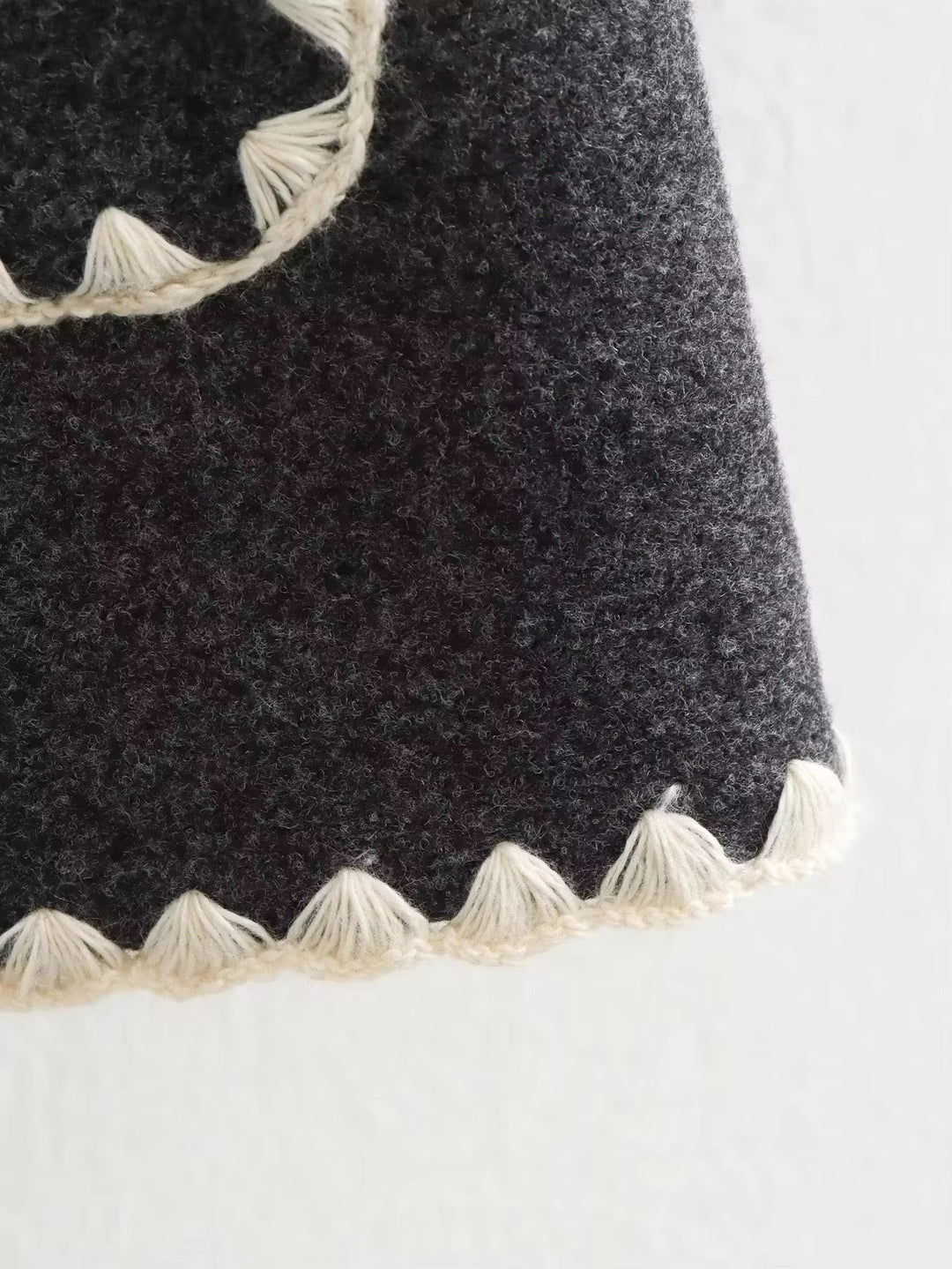 Synia - Cappotto Con Frange Ricamate E Sciarpa Abbinata