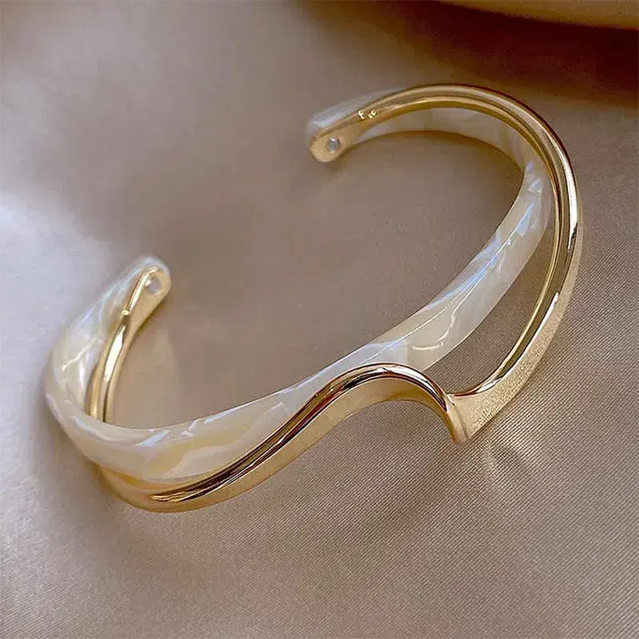 LuxeCurve - Elegante Bracciale Aperto in Smalto Bianco e oro