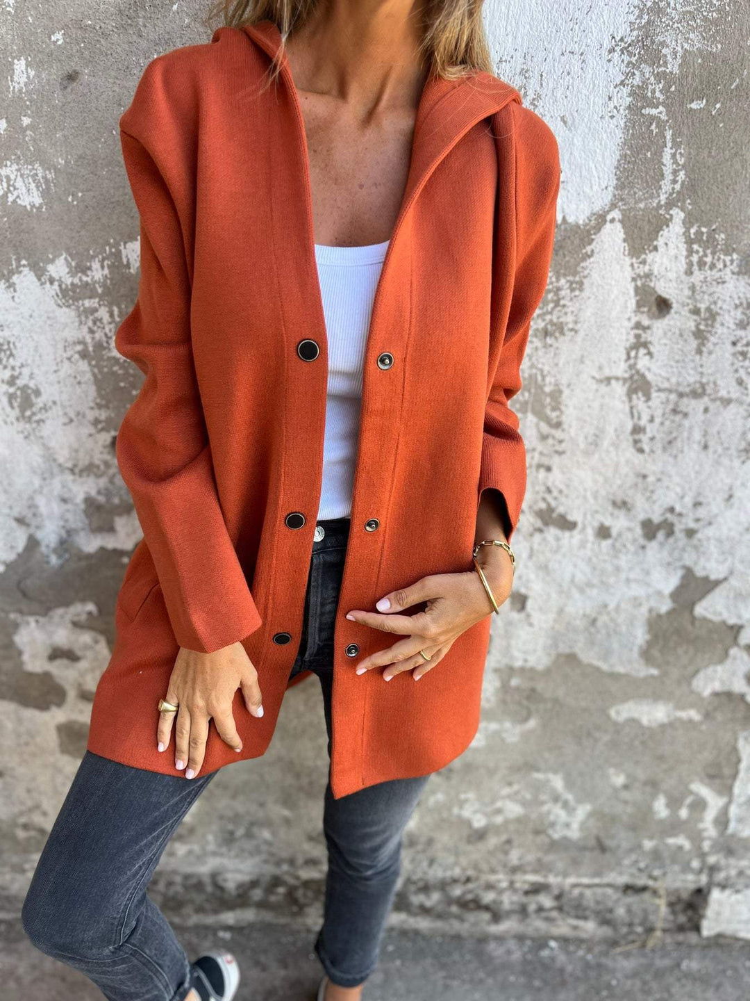 Isolde - Cardigan con Cappuccio e Bottoni sul Davanti