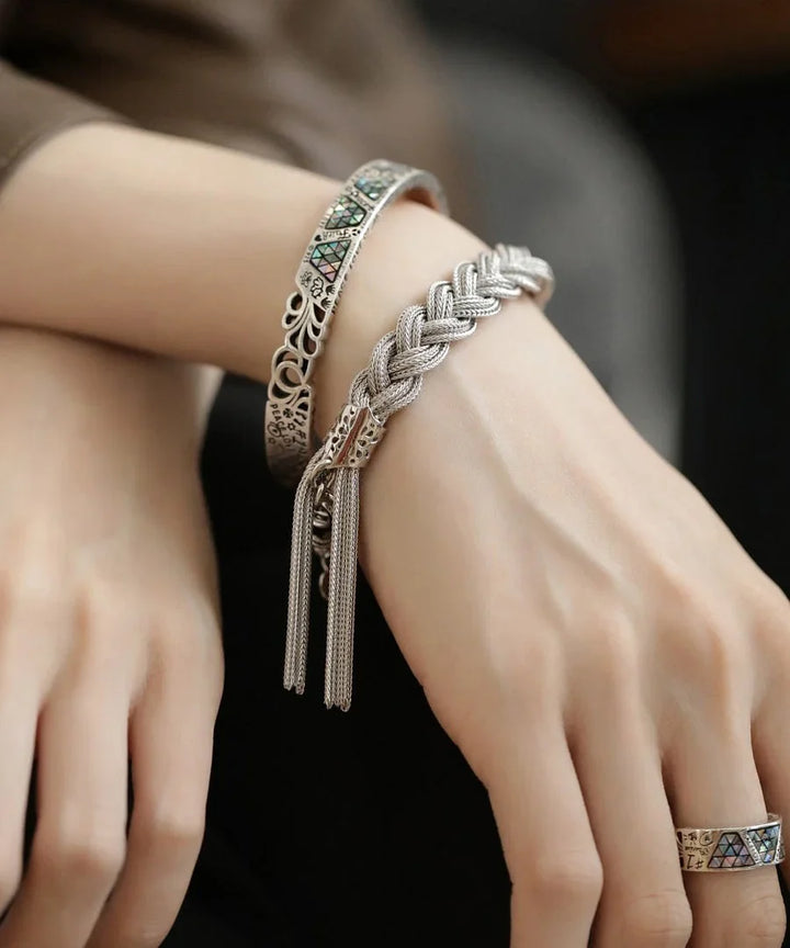 Mazie - Bracciale con Ciondoli in seta Argentata Intrecciata e Nappina