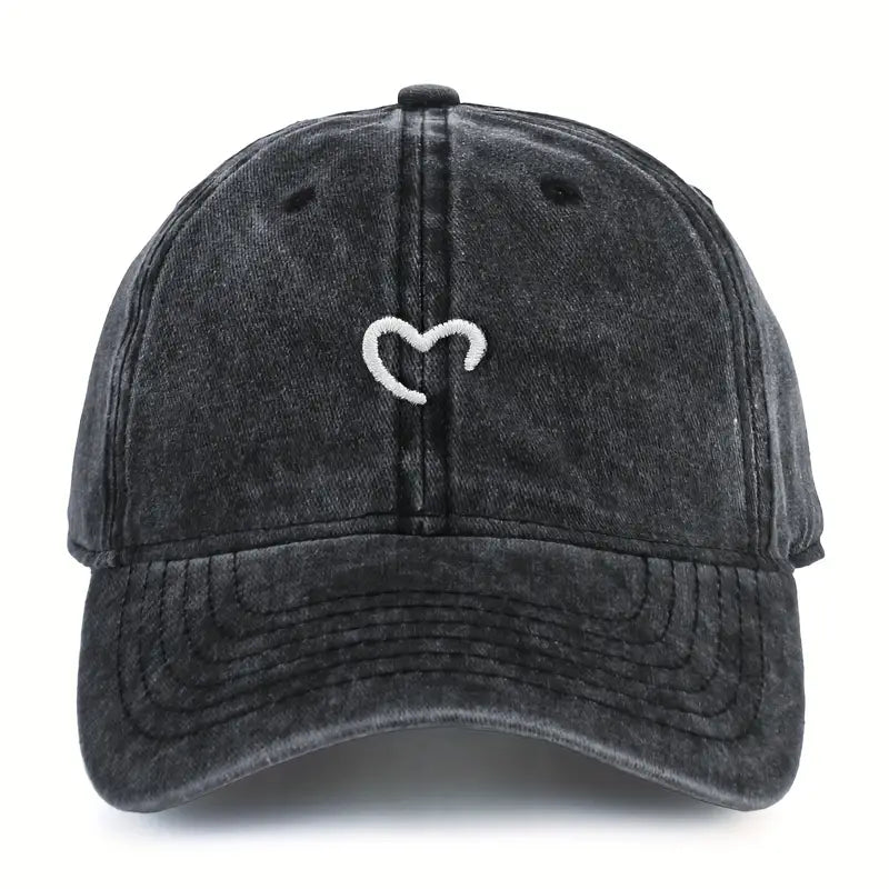 Marlia - Cappellino Ricamato Con Cuore Cucito