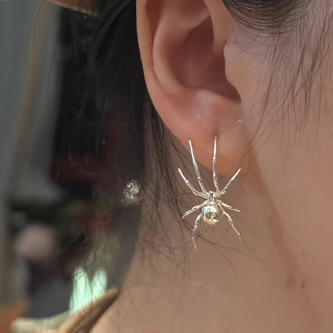 Amnuai - Orecchini a Cerchio Con Ciondolo a Forma Di Ragno