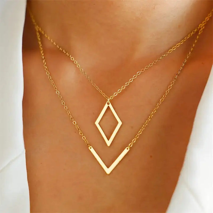 Yarabella - Elegante Collana con Pendente Geometrico a Forma di V