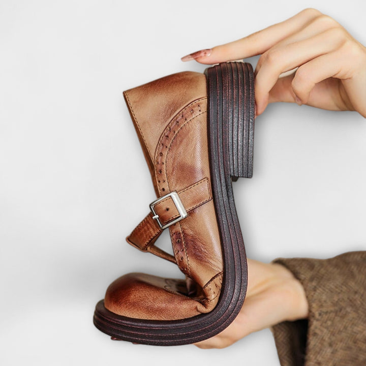 Sarolta – Mary Jane in Pelle