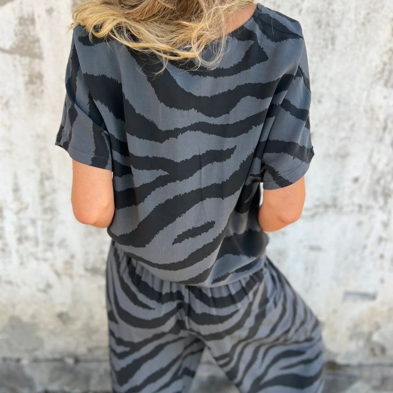 Gilberta - Completo due Pezzi con Top a V e Pantaloni Stampa Zebra